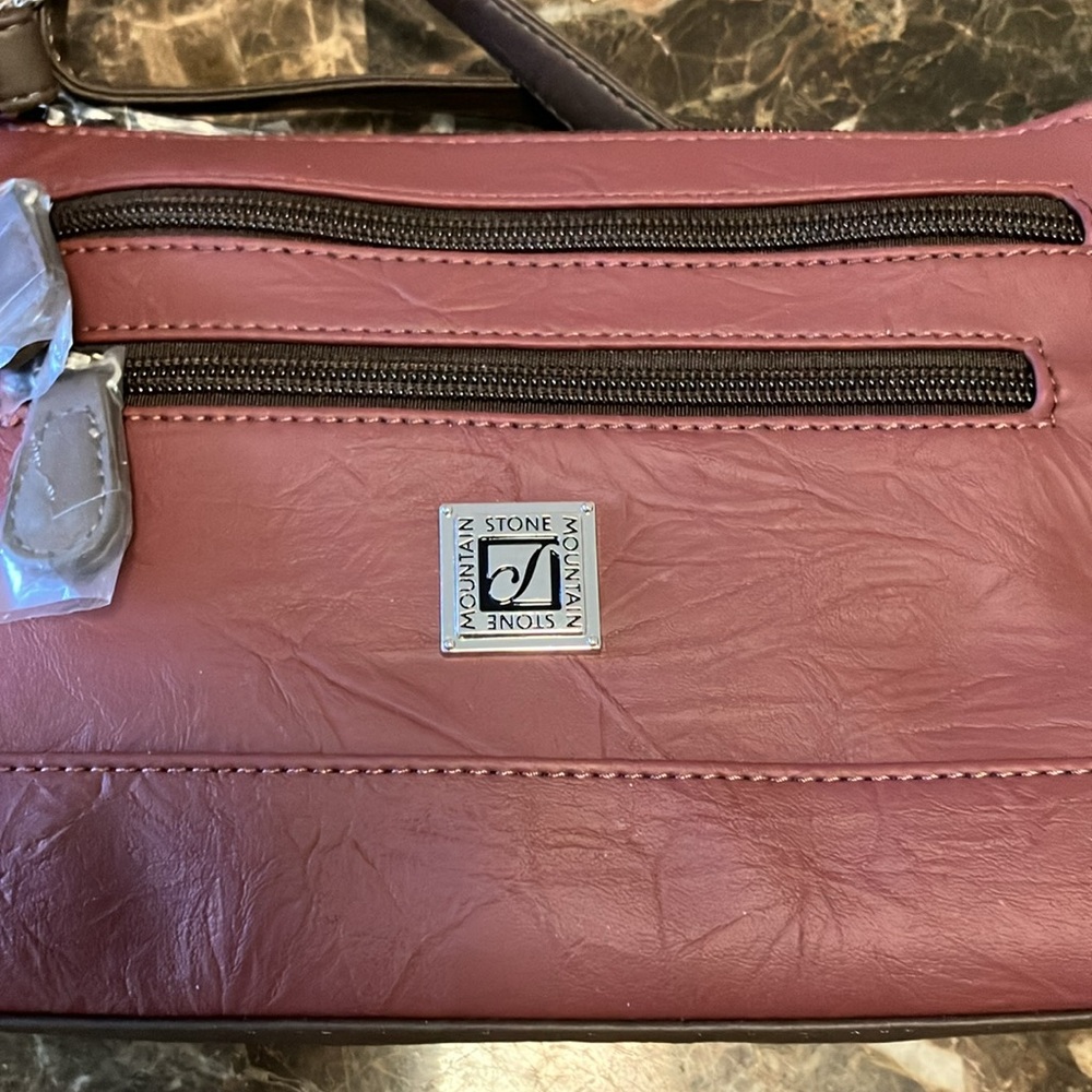 NWT woman’s all leather Stone Mountain handbag with shoulder strap zippered top - Picture 4 of 5